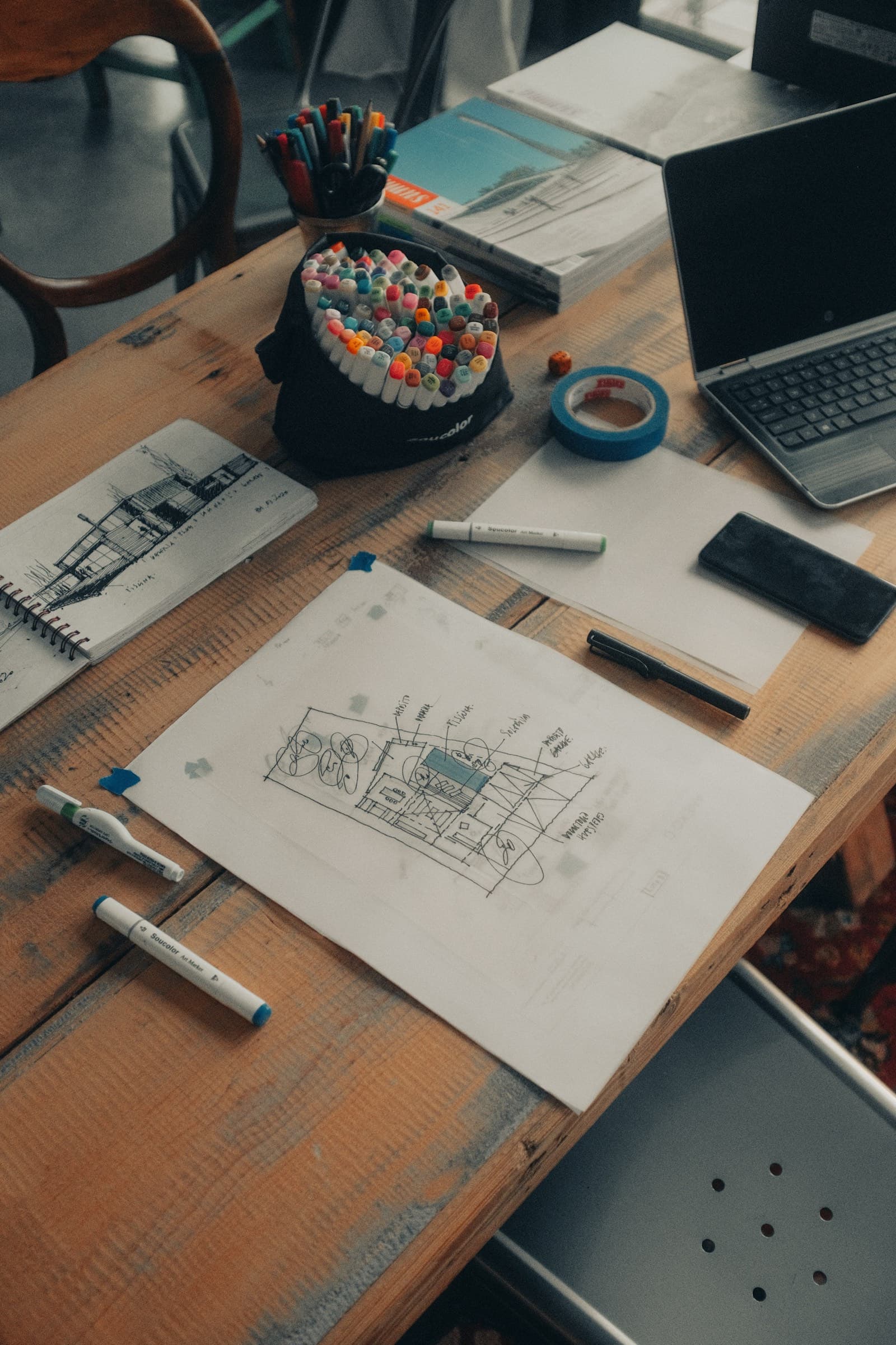 Mesa de trabalho de um estúdio de design